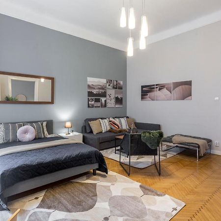 Spacious & Cozy Downtown Apartment With Balcony Budapest Exterior foto