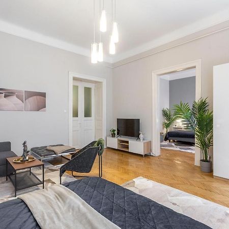Spacious & Cozy Downtown Apartment With Balcony Budapest Exterior foto